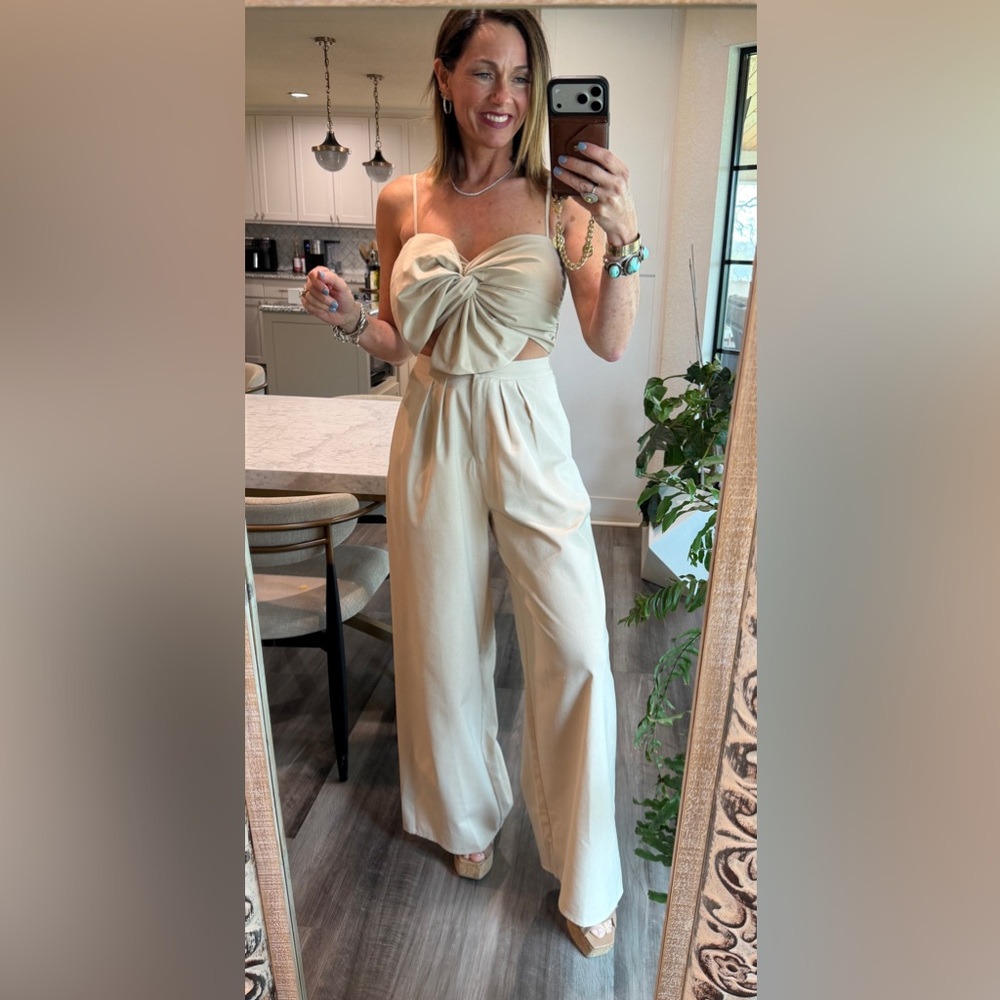 Aakaa Cream Flower Top and High-Waist Pants Set